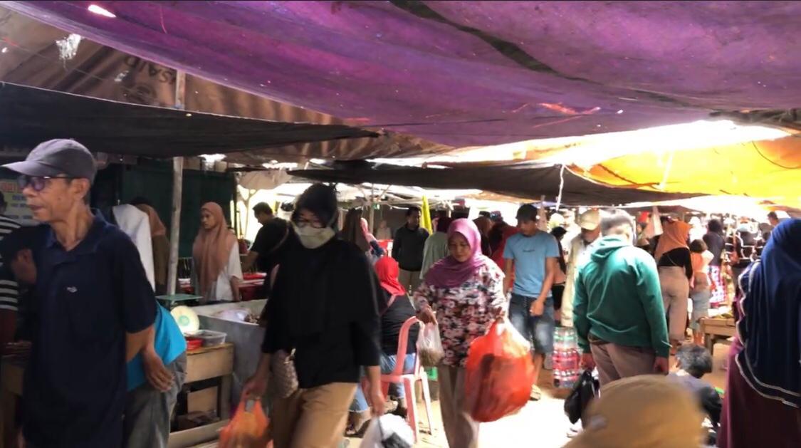 Warga-berburu-kebutuhan-jelang-Lebaran-2024.jpg