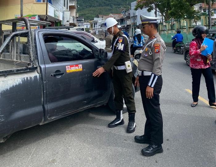 Aparat Gabungan Tertibkan Parkir Liar di Kawasan Macet Kota Luwuk Banggai