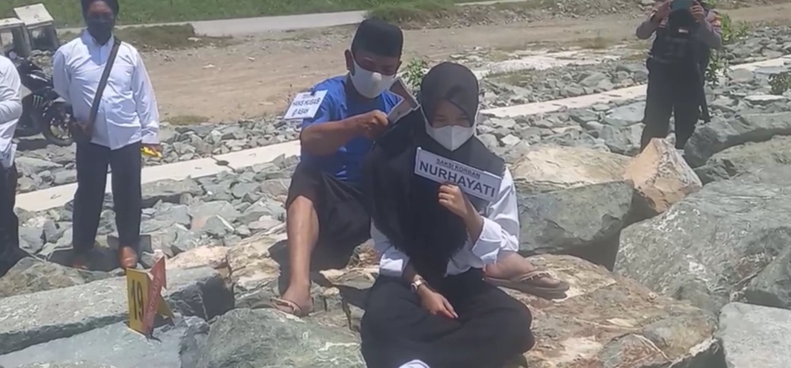 adegan-rekonstruksi-pelaku-pembunuhan-wanita-di-pantai-taman-ria-jl-cumi-cumi.jpg