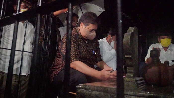 Jelang Ramadhan, Airlangga Hartarto Lakukan Tradisi Nyadran ke Makam Keluarga di Astana Oetara