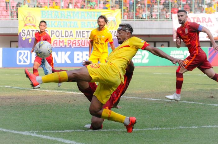 aksi-gelandang-impor-bhayangkara-fc-bruno-matos-saat-timnya-menjamu-borneo-fc.jpg