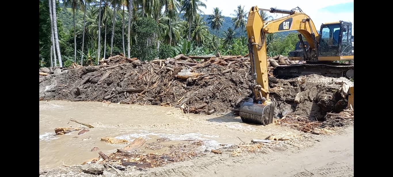 alat-berat-bersihkan-material-banjir-bandang-rogo-sigi.jpg