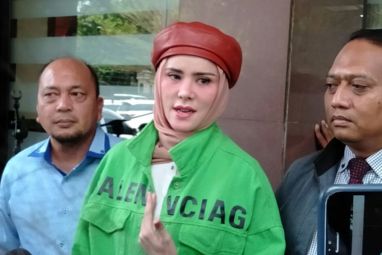 angel-lelga-bersama-kuasa-hukum-saat-mendatangi-polres-jakarta-selatan.jpg
