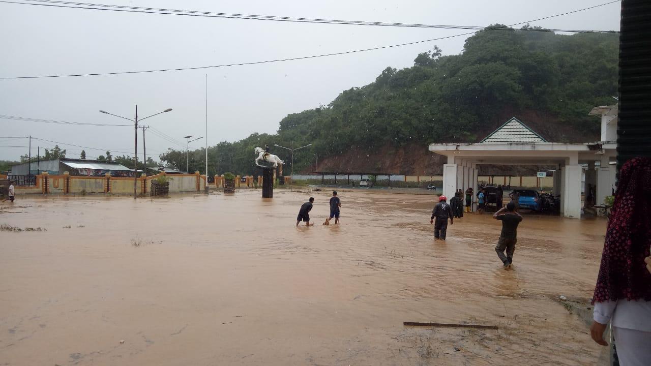 banjir-merendam-rsud-raja-tombolotutu-di-kecamatan-tinombo.jpg