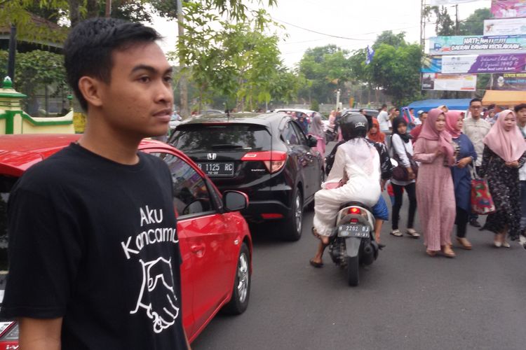 beberapa-kelompok-pemuda-gereja-membantu-kelancaran-dan-ketertiban-kendaraan.jpg