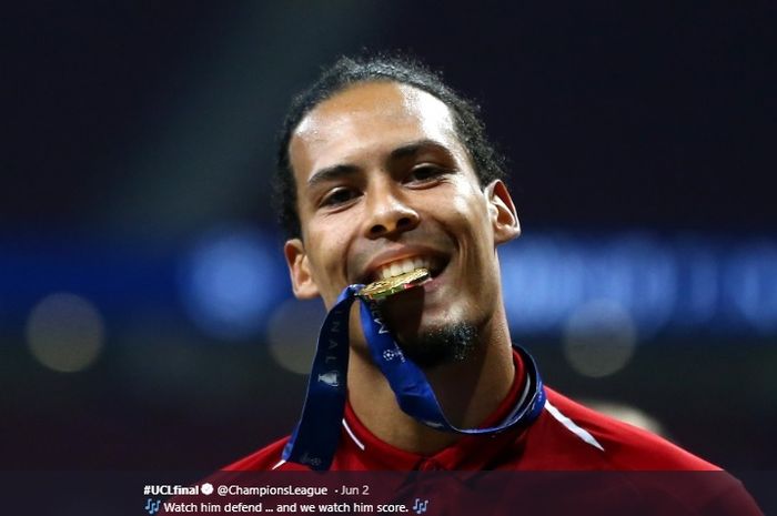 bek-tengah-liverpool-virgil-van-dijk-menggigit-medali-usai-liverpool.jpg