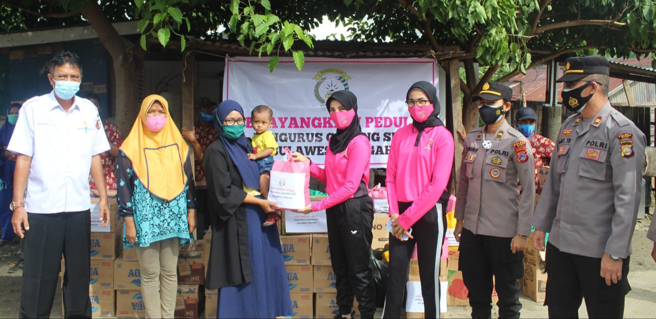 bhayangkari-cabang-sigi-membantu-warga-terdampak-bencana-banjir-di-desa-bora.jpg