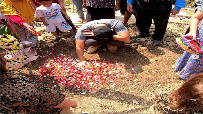 bima-aryo-ziarah-ke-makam-art-yang-meninggal.jpg
