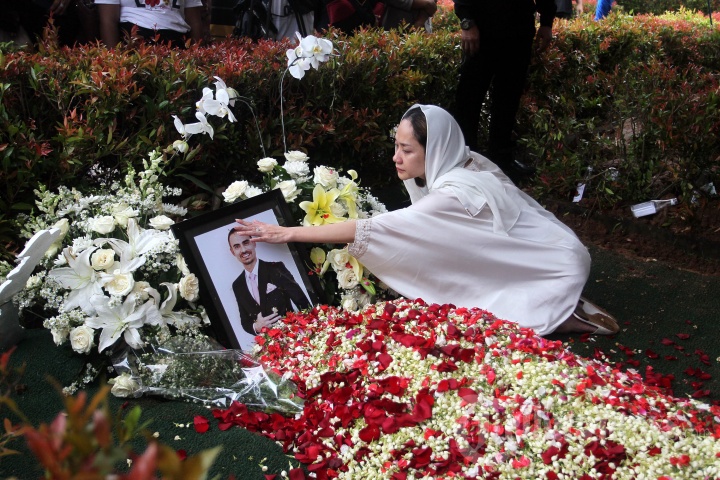 bunga-citra-lestari-berdoa-di-depan-makam-ashraf-sinclair.jpg