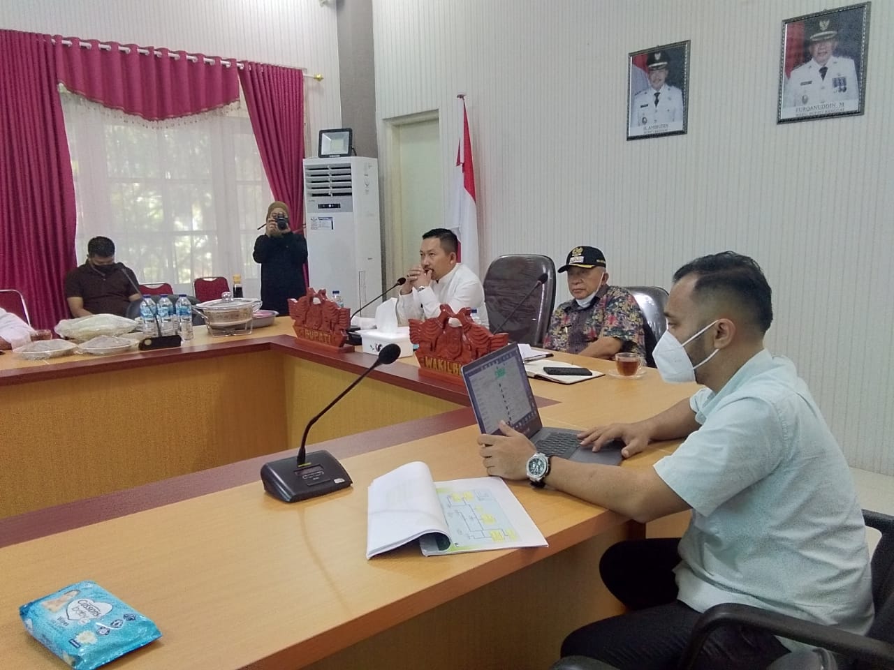 bupati-banggai-amirudin-tamoreka-memimpin-rapat-membahas-masalah-air-bersih.jpg