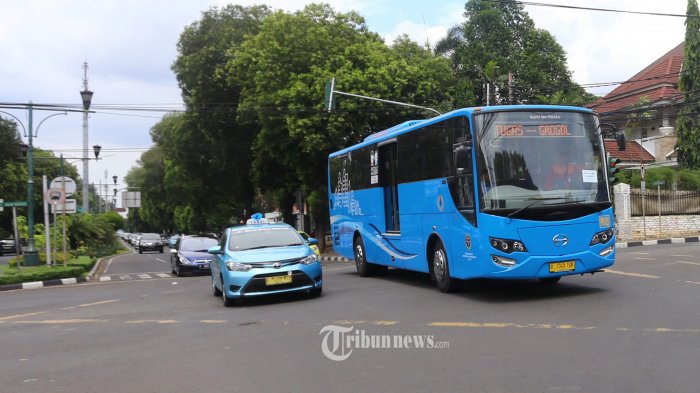 bus-transjakarta-melintas-di-jalan-imam-bonjol-jakarta-pusat-rabu-1342016.jpg