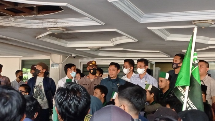 DPRD Didemo HMI Saat Peringatan HUT Ke-58 Provinsi Sulawesi Tengah