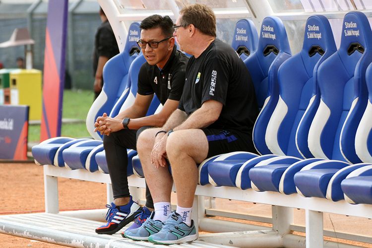 direktur-pt-pbb-teddy-tjahyono-kiri-bersama-pelatih-persib-robert-rene-alberts-kanan.jpg
