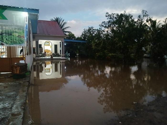 Desa Trans Wosu Tergenang Banjir Akibat Hujan Lebat dan Angin Kencang