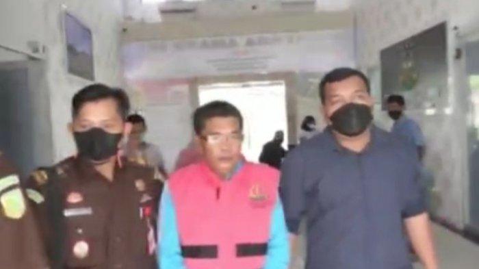 eh-mantan-camat-kampar-kiri-hilir-saat-digiring-petugas-kejari-bangkinang.jpg