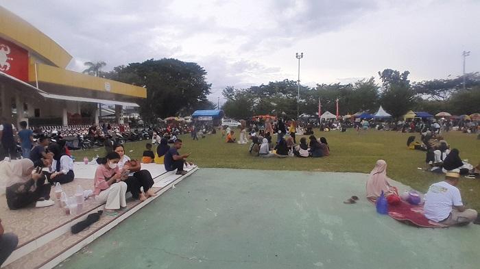 Momen Buka Puasa, Warga Duduk Merumput di Alun-alun Poso Kota Sulteng Sambil Cicip Es Buah