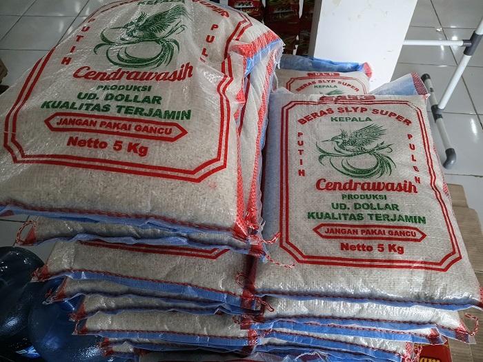 Beras Kemasan 5 Kg di Luwuk Banggai Diburu Jelang Idulfitri