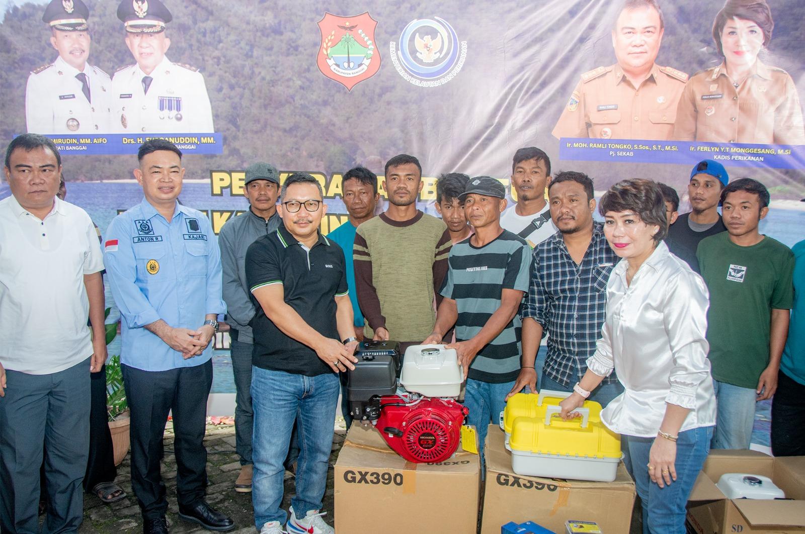 Bupati Banggai Serahkan 355 Mesin Ketinting dan Alat Pancing ke Nelayan