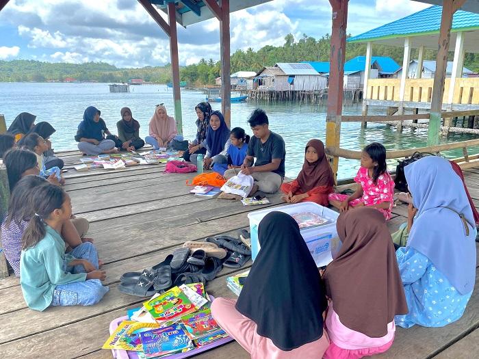 Mengembangkan Literasi Lewat Buku dan Seni di Banggai Laut