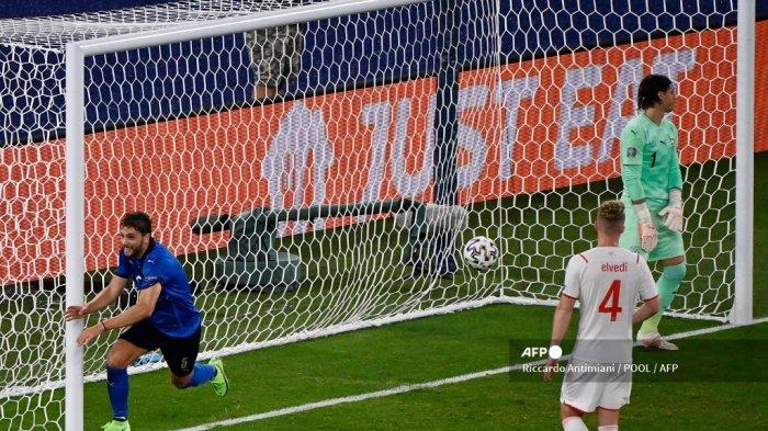 gelandang-italia-manuel-locatelli-kiri-merayakan-mencetak-gol-pertama.jpg