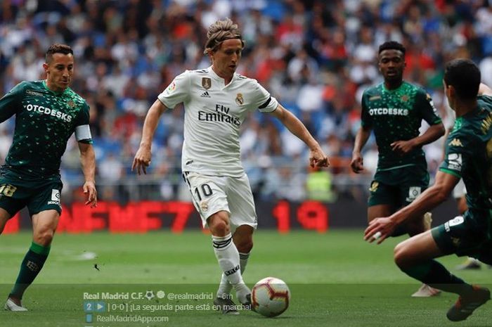 gelandang-real-madrid-luka-modric-menggiring-bola-saat-melawan-real-betis.jpg