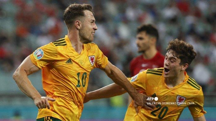 gelandang-wales-aaron-ramsey-kiri-merayakan-dengan-gelandang-wales-daniel-james.jpg