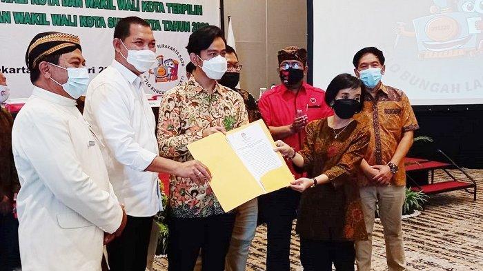 gibran-dan-teguh-saat-hasil-pleno-penetapan-wali-kota-dan-wakil-wali-kota-solo.jpg