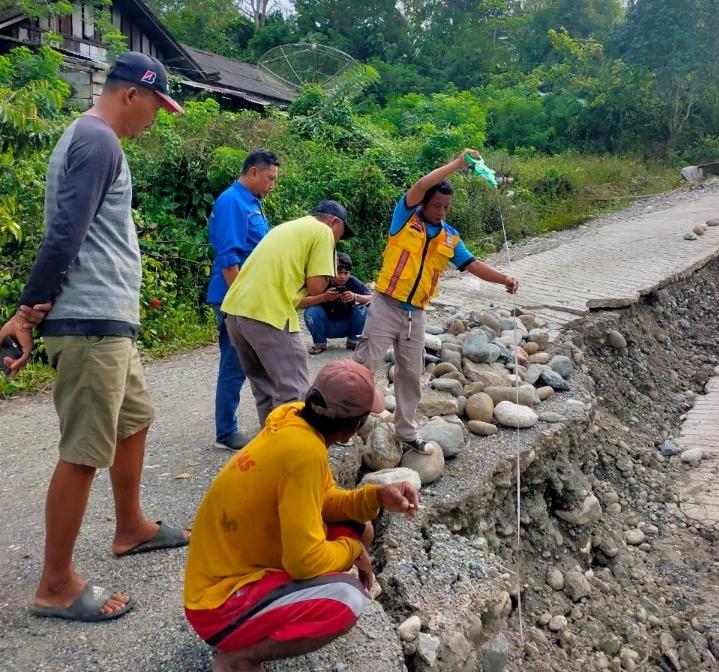 Dinas PUPR Banggai Tinjau Jalan Amblas di Desa Masungkang, Warga Harap Penanganan Maksimal