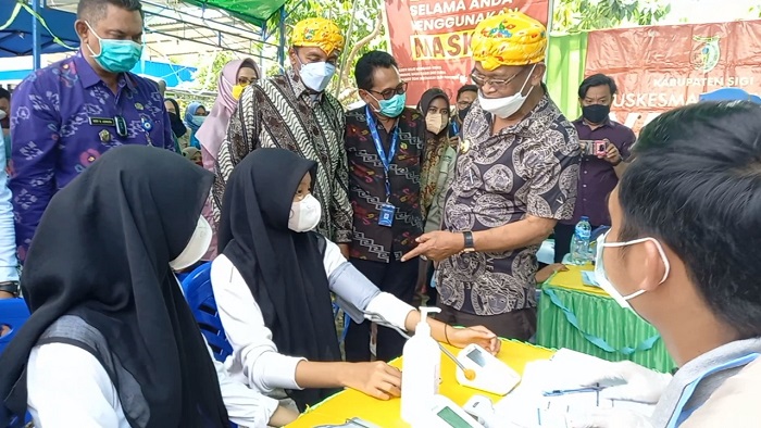 gubernur-sulteng-rusdi-mastura-saat-meninjau-pelaksanaan-vaksinasi-covid.jpg