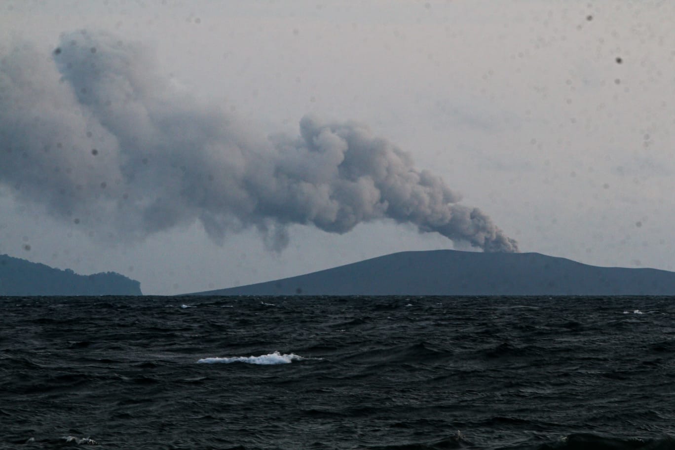 gunung-anak-krakatau-erupsi.jpg