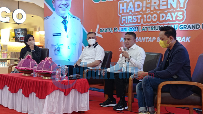 hadianto-rasyid-saat-memaparkan-100-hari-capaian-kinerja-di-atrium-palu-grand-mall.jpg