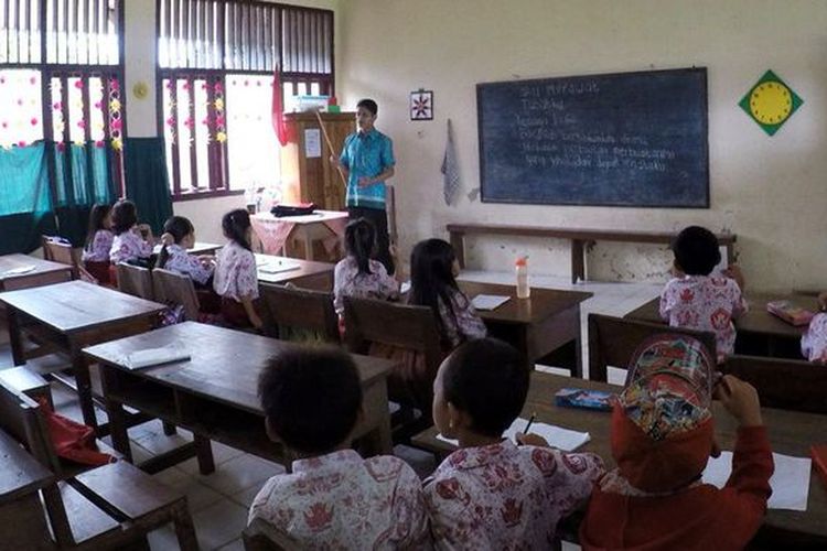 ilustrasi-guru-yang-mengajar-siswa-di-kelas45.jpg
