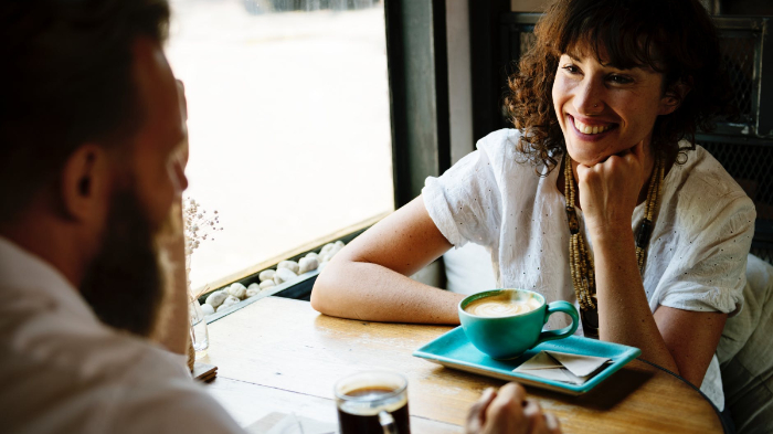4 Zodiak yang Cocok Jadi Pasangan Seorang Ekstrovert: Ada Cancer, si Pendengar yang Baik