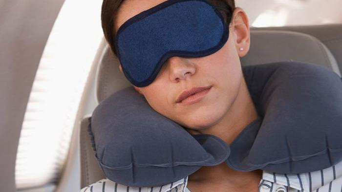ilustrasi-tidur-di-pesawat-terbang.jpg