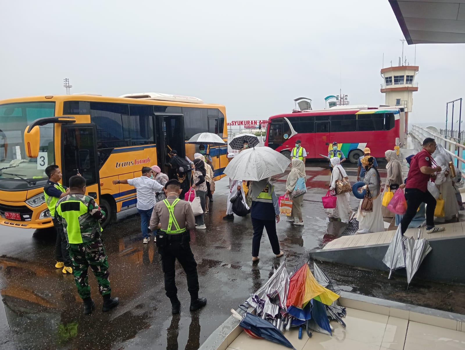 Jemaah Haji Banggai Tiba di Luwuk, 2 Orang Masih di Balikpapan karena Sakit