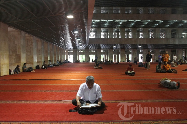 jamaah-melakukan-tadarus-di-masjid-istiqlal-jakarta.jpg