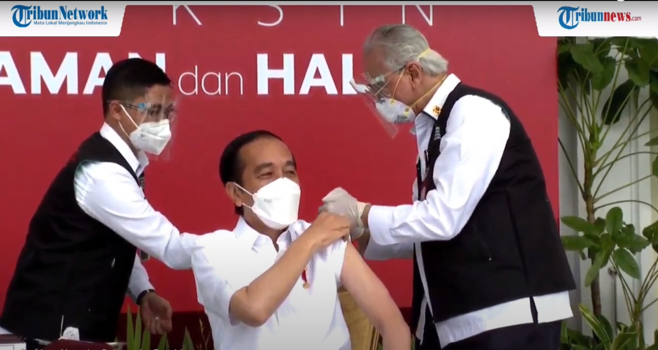 jokowi-disuntik-vaksin-covid-19-oleh-dokter-kepresidenan-prof-abdul-muthalib.jpg