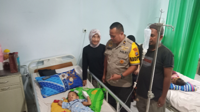kapolda-sulteng-lukman-wahyu-hariyanto-saat-mengunjungi-pasien-operasi-bibir-sumbing.jpg