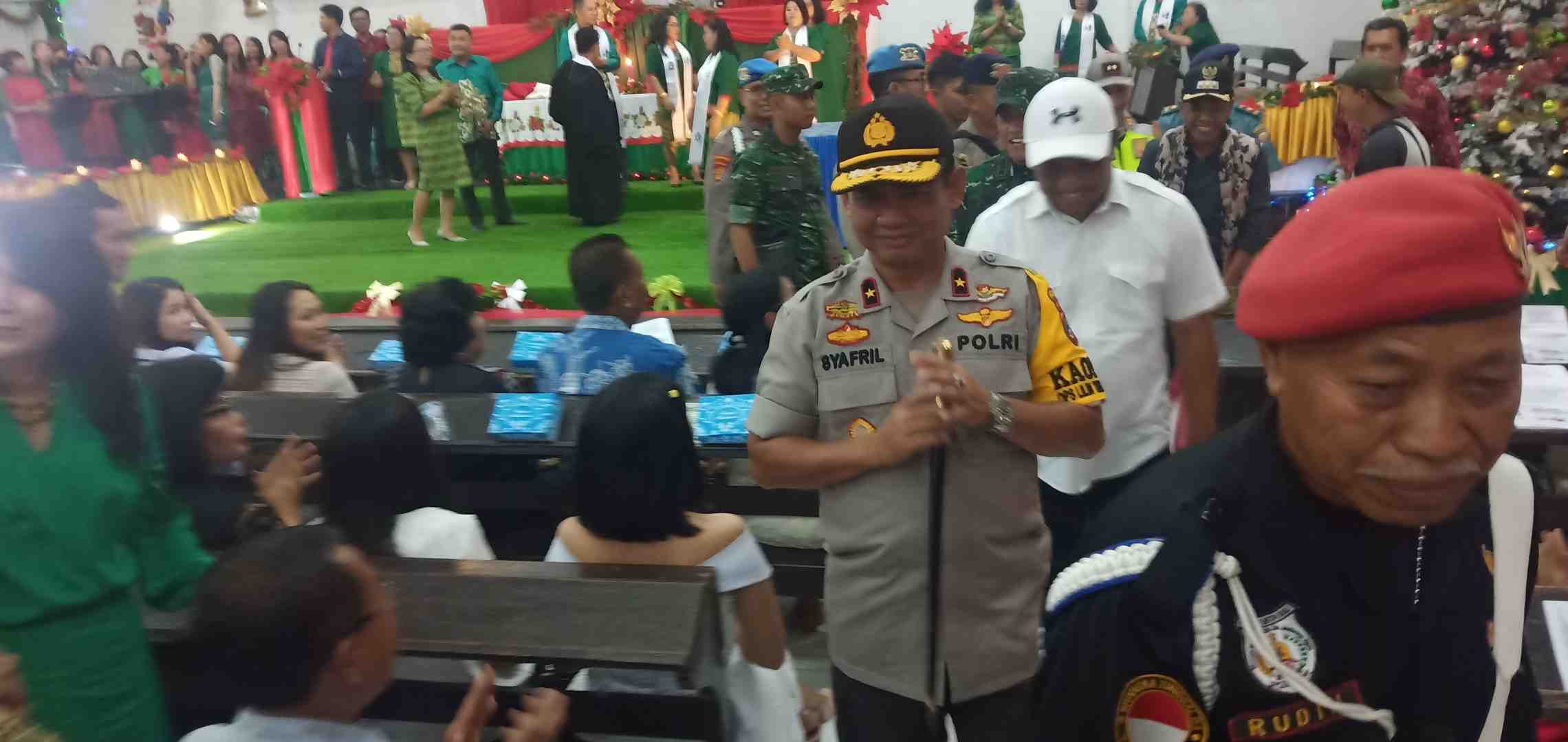 Polisi Palu Sambangi Warga Ajak Jaga Kamtibmas Jelang Puncak Perayaan Natal