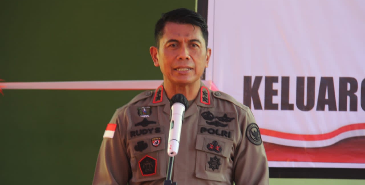 kapolda-sulteng-serahkan-rumah-ke-istri-ali-kalora.jpg