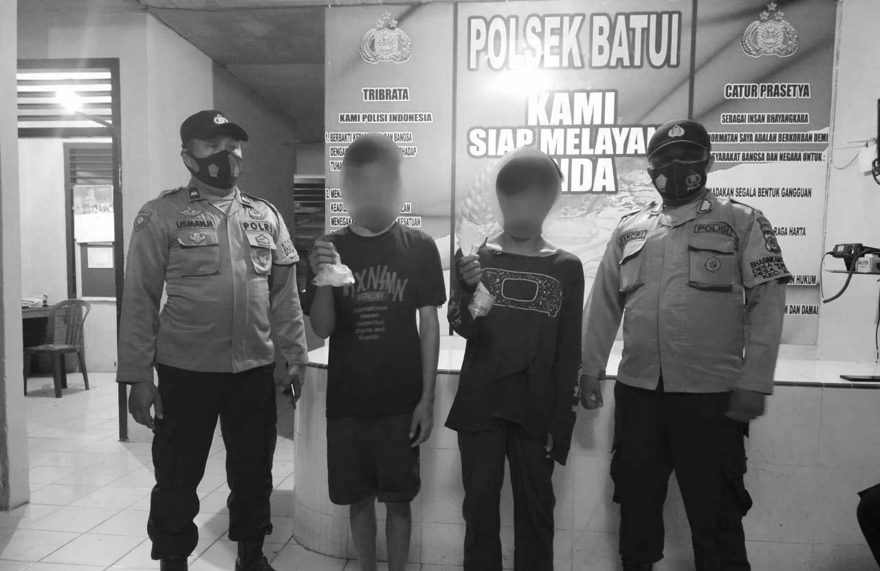kedua-remaja-saat-diamankan-ke-markas-polsek-batui-resor-banggai.jpg