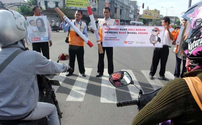 kegiatan-sweeping-rokok-menyambut-hari-tanpa-tembakau-sedunia.jpg