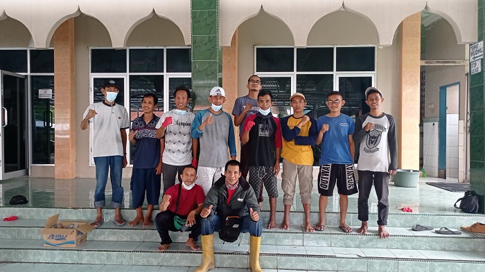 Bersihkan Masjid, Kades Kotarindau Kerja Bakti Bersama Pemuda Sigi