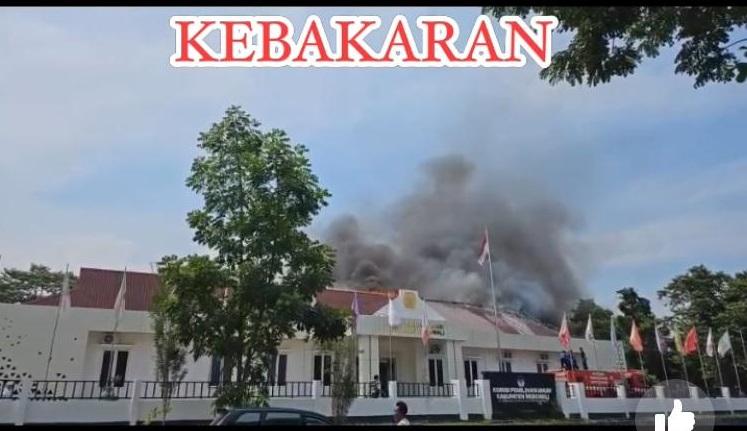 kepulan-asap-di-Kantor-Ketua-KPU-Morowali-Sulawesi-Tengah.jpg