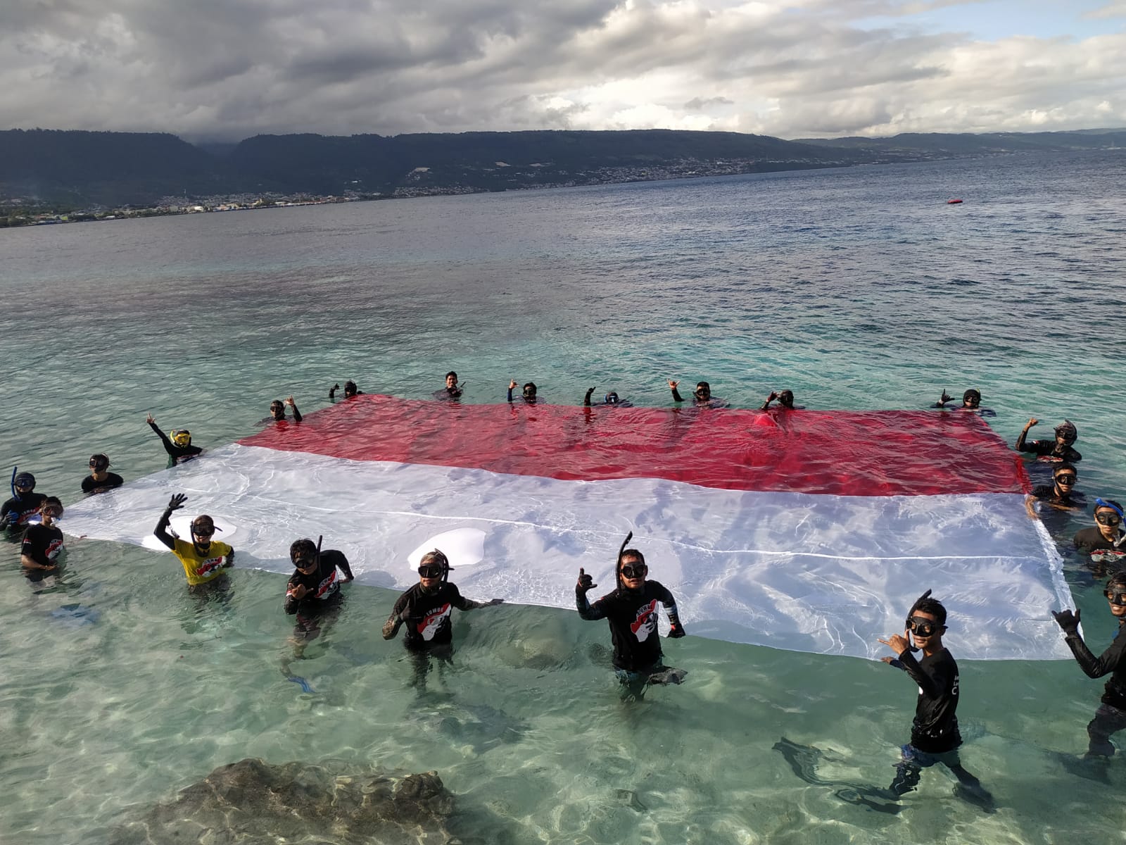 komunitas-luwuk-freedive-membentangkan-bendera-merah-putih-di-dasar-laut-wisata.jpg