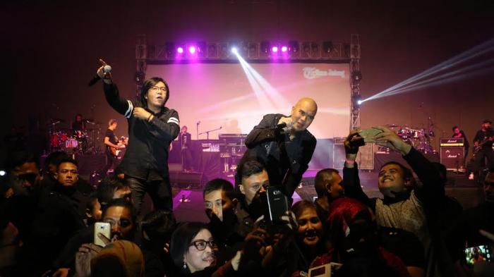 konser-reuni-dewa-19-feat-ari-lasso-di-hotel-alila-solo-rabu-26102016-malam.jpg