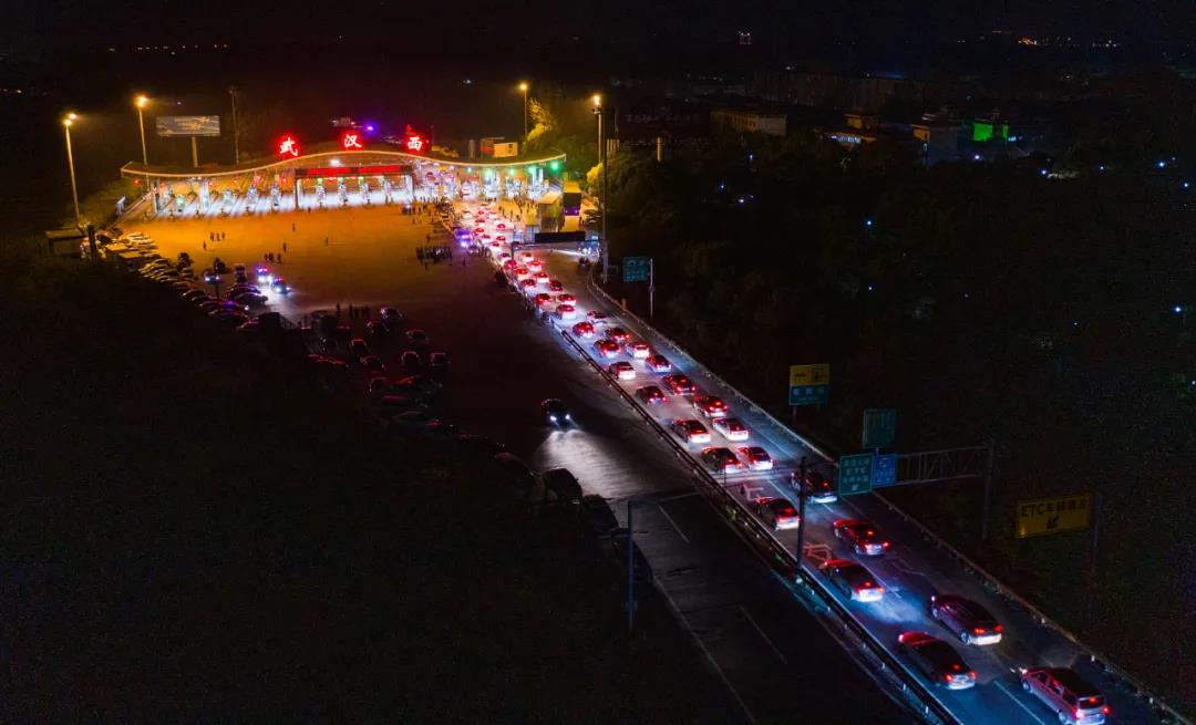 Kebijakan 'Lockdown' Berakhir, Warga Berbondong-Bondong Tinggalkan Kota Wuhan