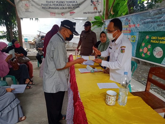 lurah-lolu-selatan-membagikan-buku-rekening-ke-penerima-dana-stimulan.jpg