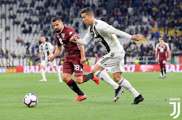megabintang-juventus-cristiano-ronaldo-berduel-dengan-gelandang-torino-tomas-rincon.jpg