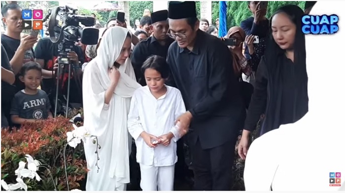 noah-sinclair-menangis-di-depan-makam-ashraf-sinclair.jpg